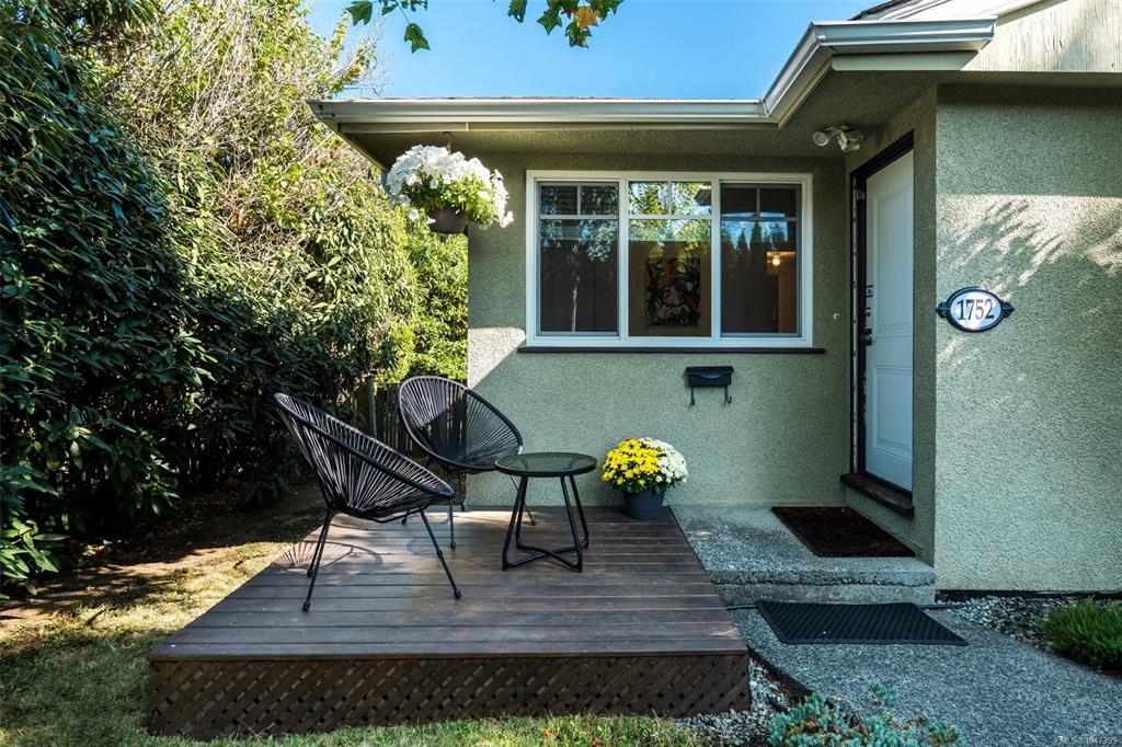 Third View of 1752 Kisber Ave, Saanich, BC, V8P 2W7