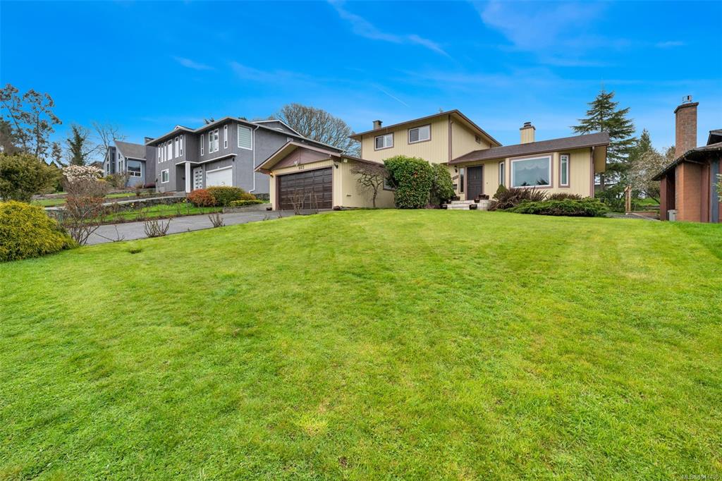 Third View of 803 Kimberly Pl, Saanich, BC, V8X 4R2