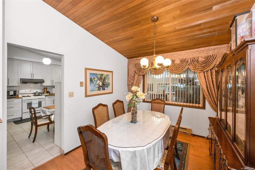 Fifth View of 803 Kimberly Pl, Saanich, BC, V8X 4R2