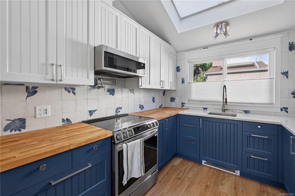 Third View of 947 Caledonia Ave, Victoria, BC, V8T 1E8
