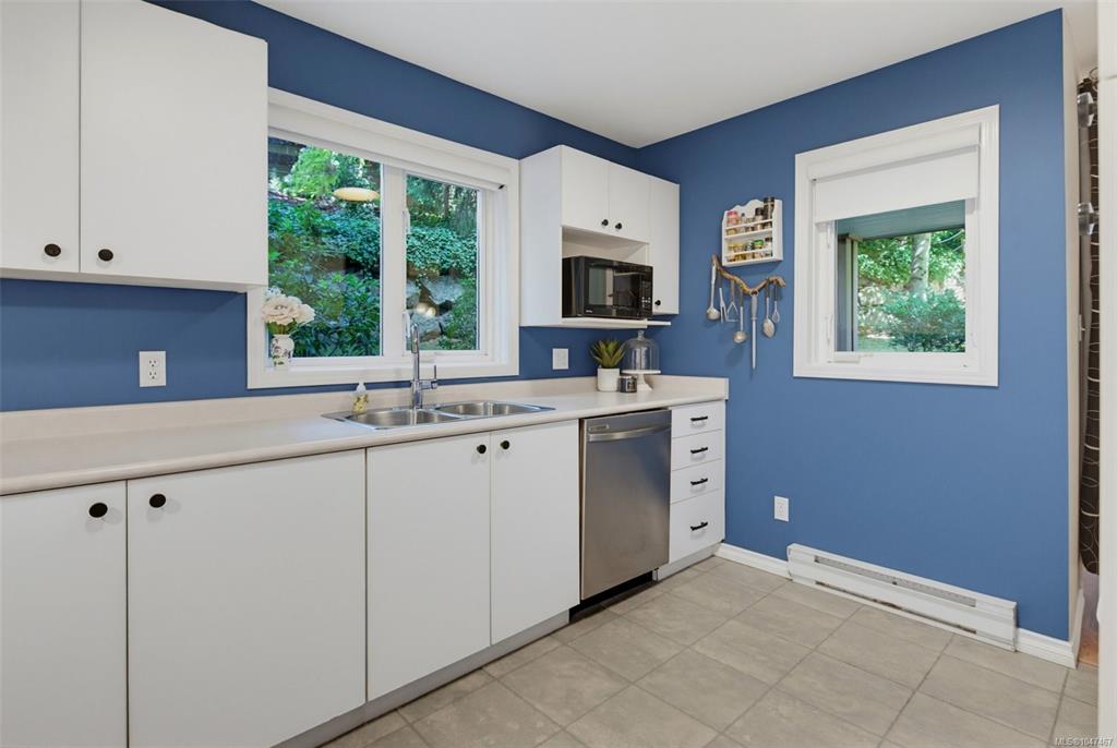 Fifth View of 494 Marsett Pl, Saanich, BC, V8Z 7J1