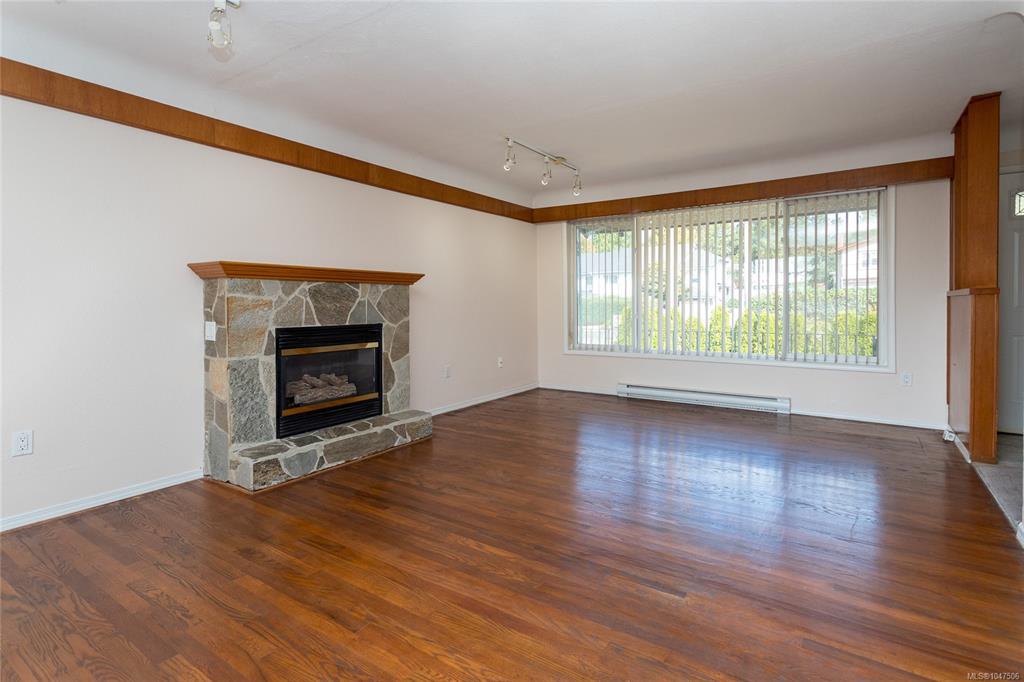 Fourth View of 941 Mckenzie Ave, Saanich, BC, V8X 3G8