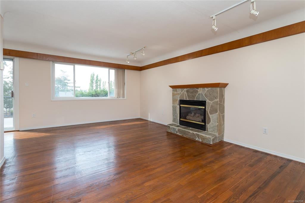 Fifth View of 941 Mckenzie Ave, Saanich, BC, V8X 3G8