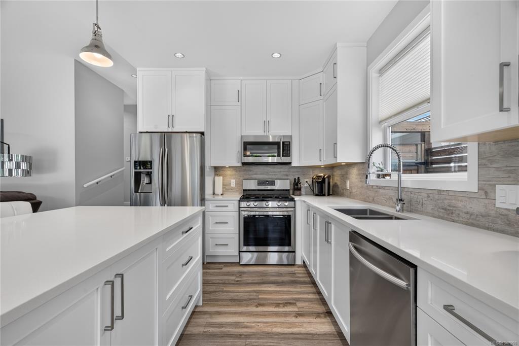 Third View of 923 Randall Pl, Randall Place, Langford, BC, V9B 5W1