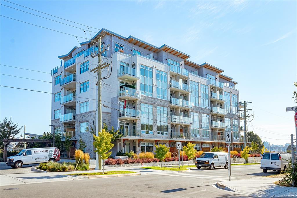 916 Lyall St, 1047600, BC,