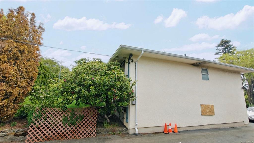 Fifth View of 1637 Warren Gdns, Victoria, BC, V8S 1S9