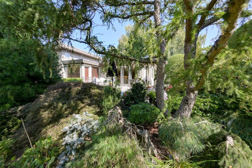 Third View of 1557 Edgemont Rd, Saanich, BC, V8N 4P7