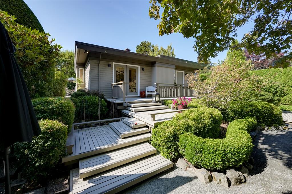 Fourth View of 1557 Edgemont Rd, Saanich, BC, V8N 4P7