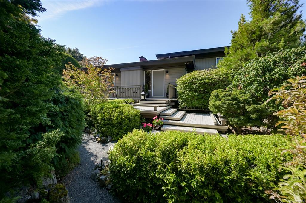 Fifth View of 1557 Edgemont Rd, Saanich, BC, V8N 4P7