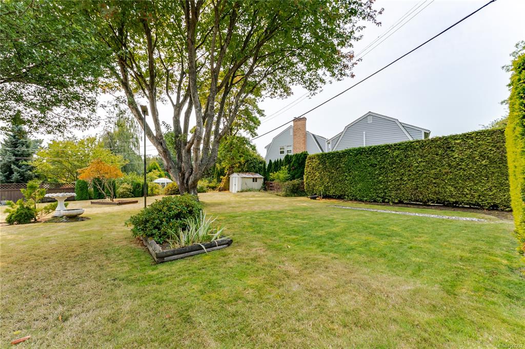 Fifth View of 3278 Henderson Rd, Oak Bay, BC, V8P 5A6