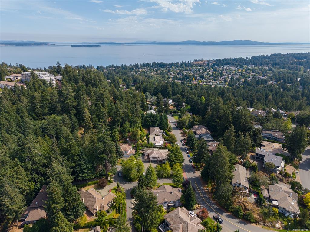 Third View of 948 Boulderwood Rise, Saanich, BC, V8Y 3G5