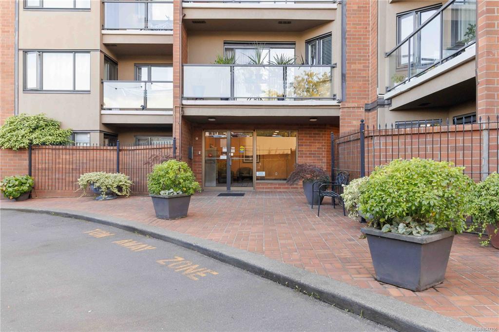 Fourth View of 103 Gorge Rd E, Treelane Estates, Victoria, BC, V9A 5Z2