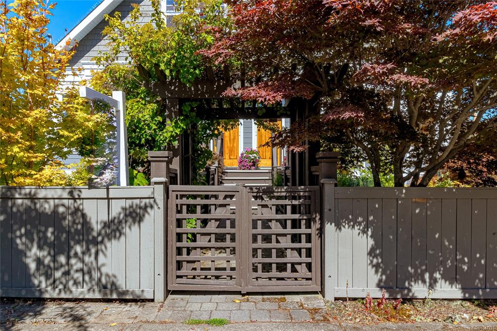 Third View of 376 Sylvia St, Victoria, BC, V8V 1C6