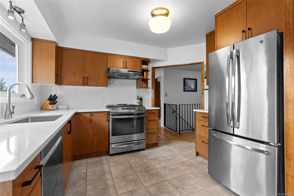 Fourth View of 749 Lily Ave, Saanich, BC, V8X 3R7