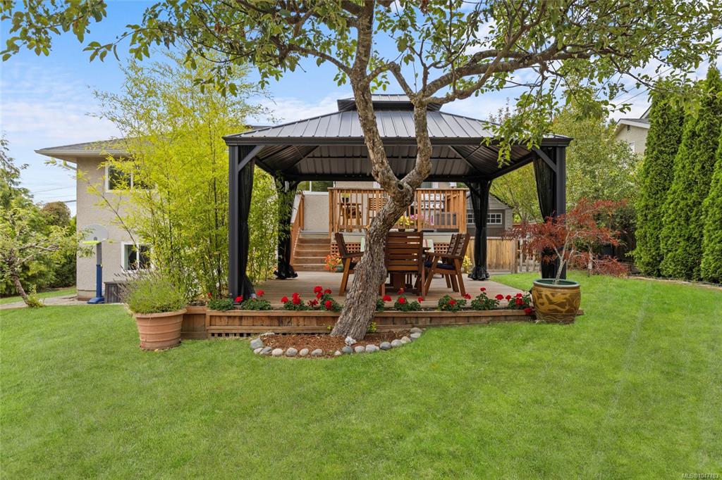 Fifth View of 749 Lily Ave, Saanich, BC, V8X 3R7
