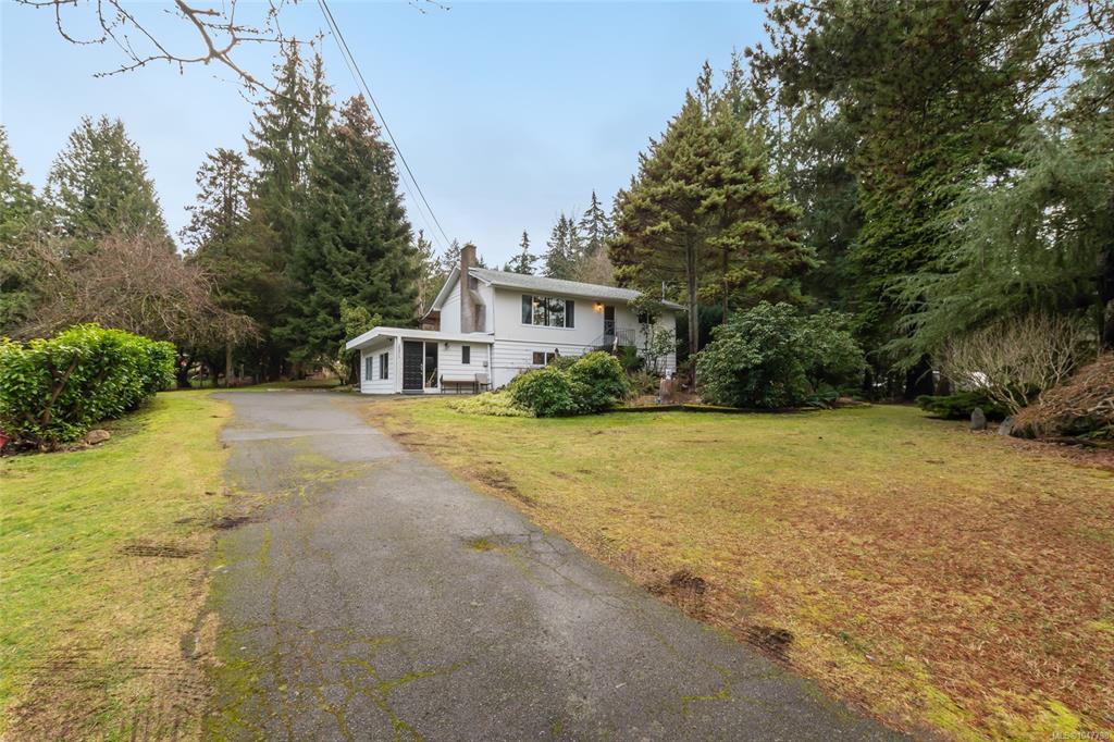 Third View of 2371 Jingle Pot Rd, Nanaimo, BC, V9R 6W2