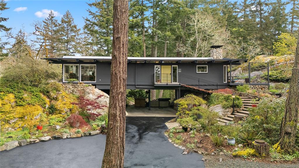 Third View of 4513 Edgewood Pl, Saanich, BC, V8X 2N8