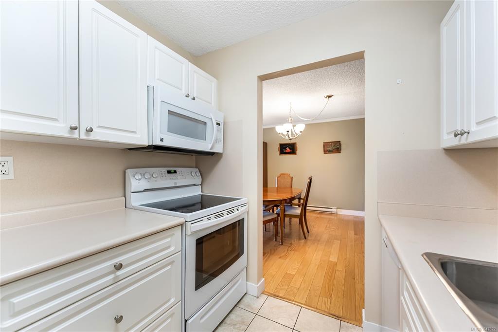 Fifth View of 2125 Oak Bay Ave, Oak Bay, BC, V8R 1E8