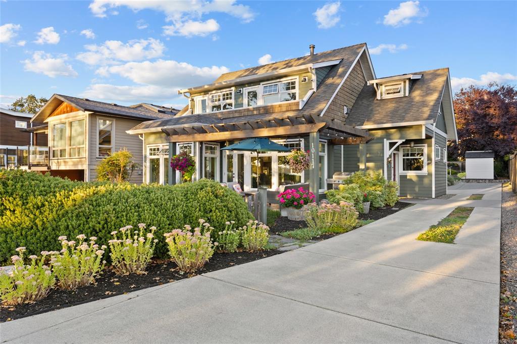Third View of 10117 West Saanich Rd, North Saanich, BC, V8L 5T6