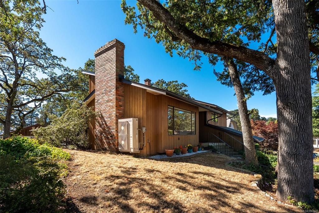 Fifth View of 973 Landeen Pl, Saanich, BC, V8X 3Z4