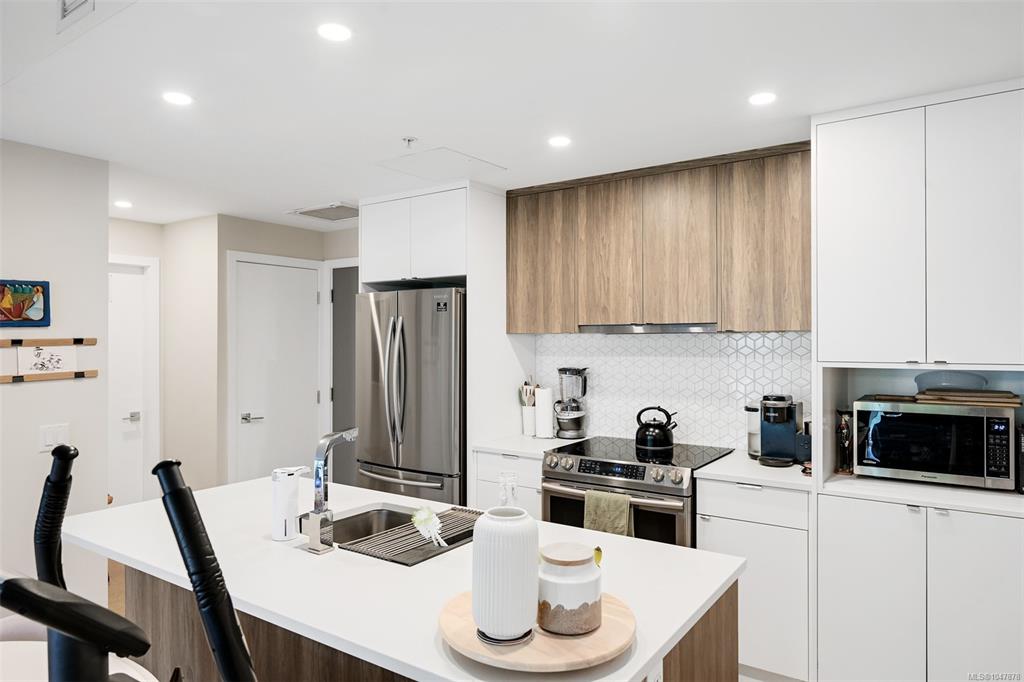 Fifth View of 881 Short St, Saanich, BC, V8P 2L3