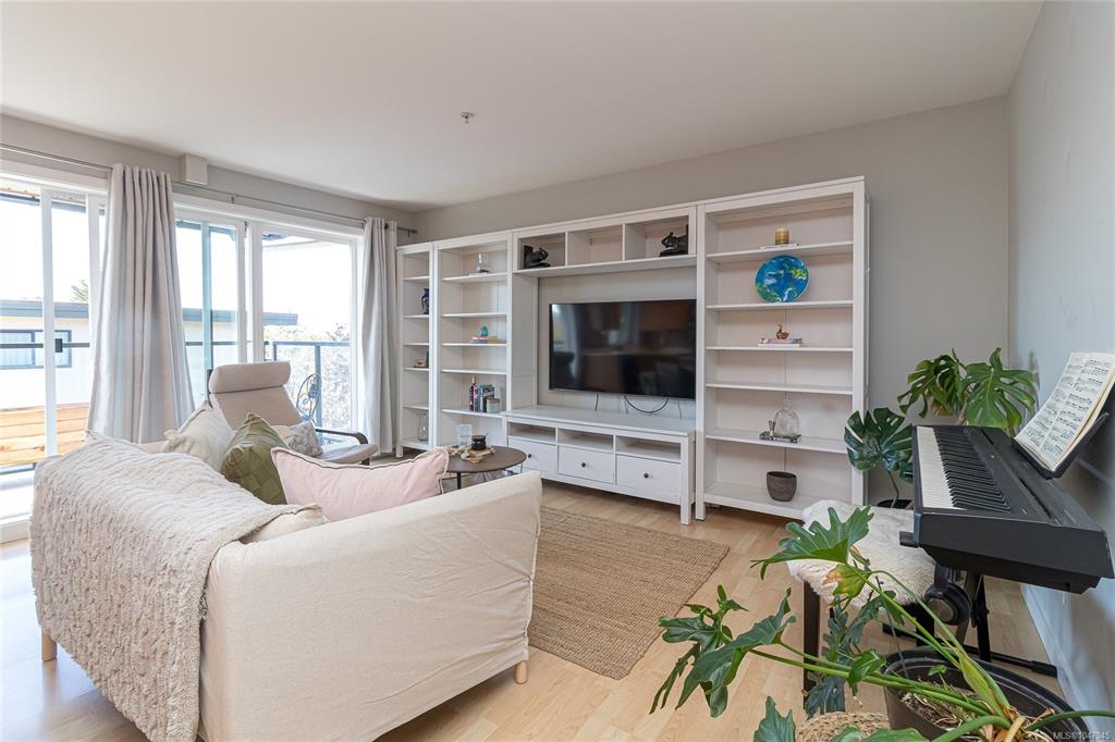 Third View of 2940 Harriet Rd, Harriet Gardens, Saanich, BC, V9A 1T3