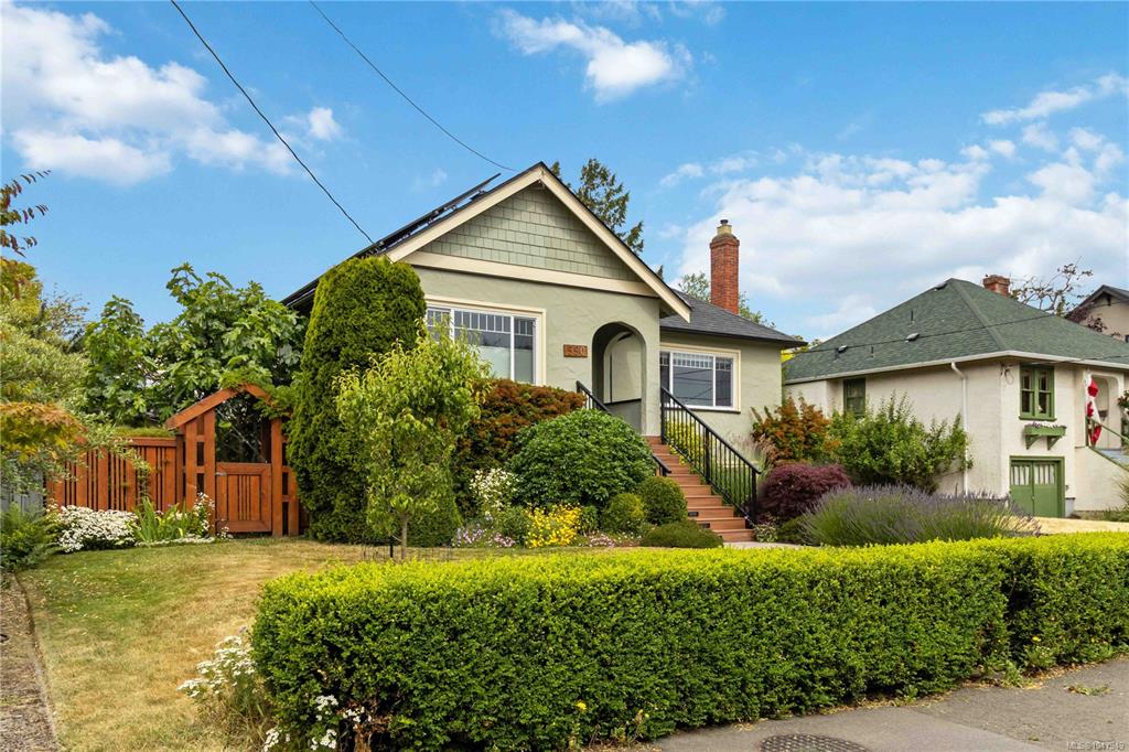 Fifth View of 590 Monterey Ave, Oak Bay, BC, V8S 4T9
