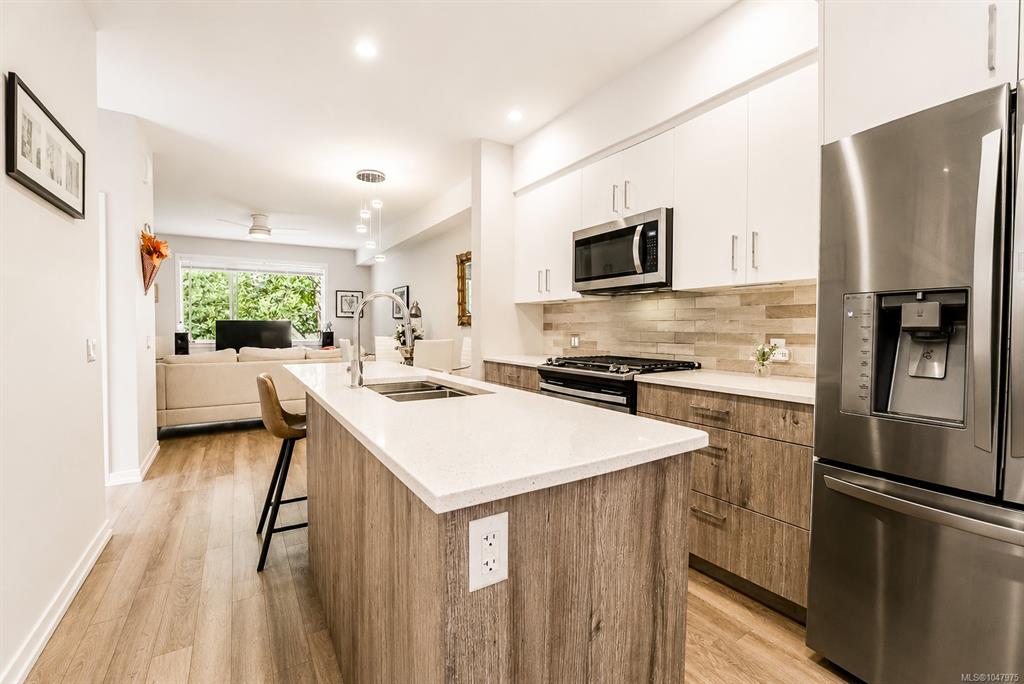 694 Hoylake Ave, 1047975, BC,