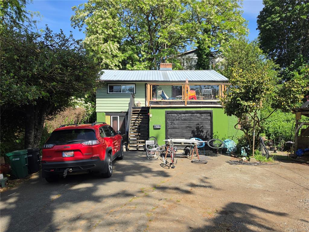 713 Victoria Rd, 1047992, BC,