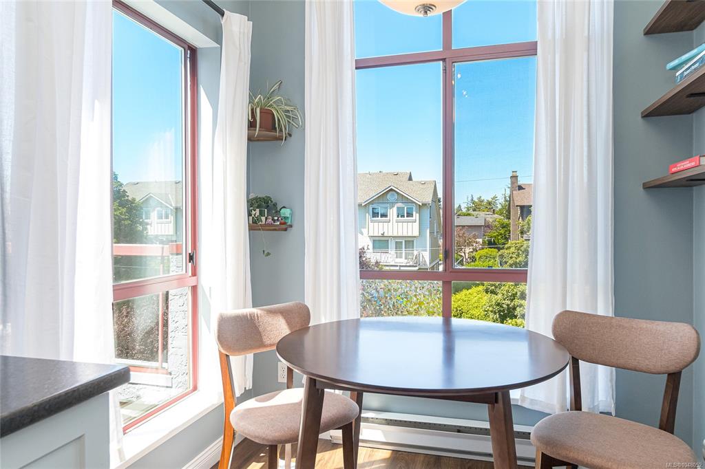 Fifth View of 545 Manchester Rd, Victoria, BC, V8T 5H6