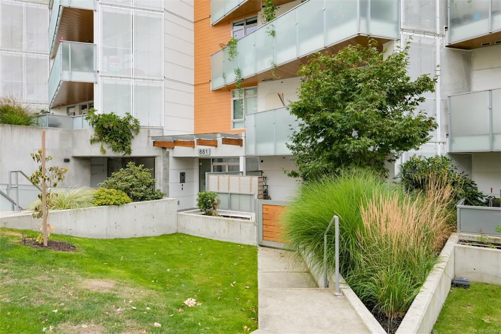 Third View of 881 Short St, Saanich, BC, V8X 0B7