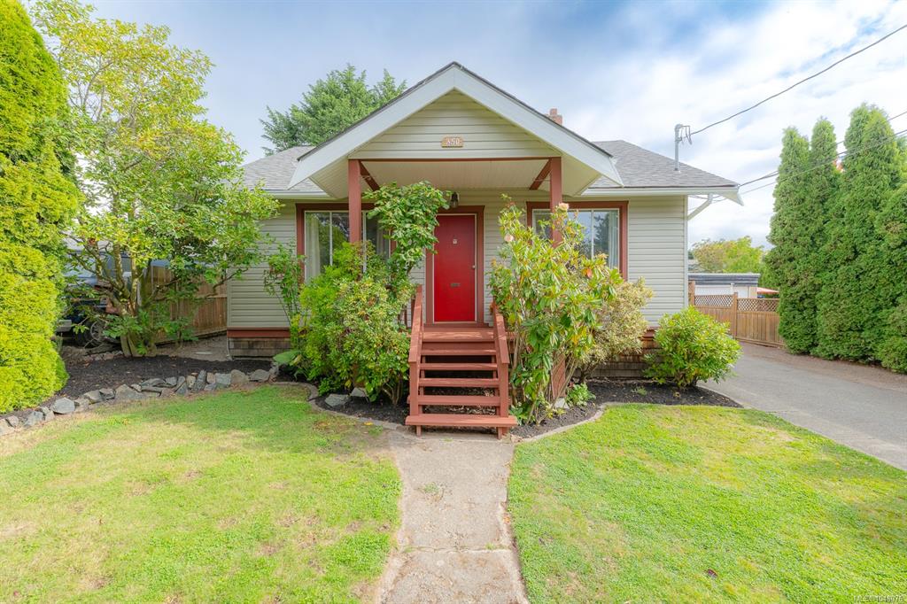 Second View of 350 Vincent Ave, Saanich, BC, V9A 2G7