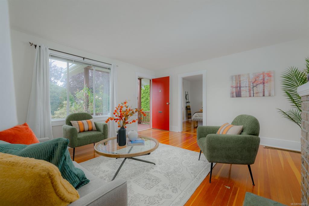 Third View of 350 Vincent Ave, Saanich, BC, V9A 2G7