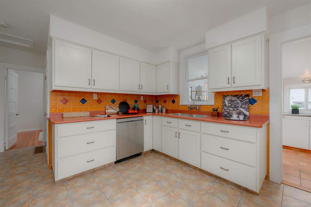 Fourth View of 350 Vincent Ave, Saanich, BC, V9A 2G7
