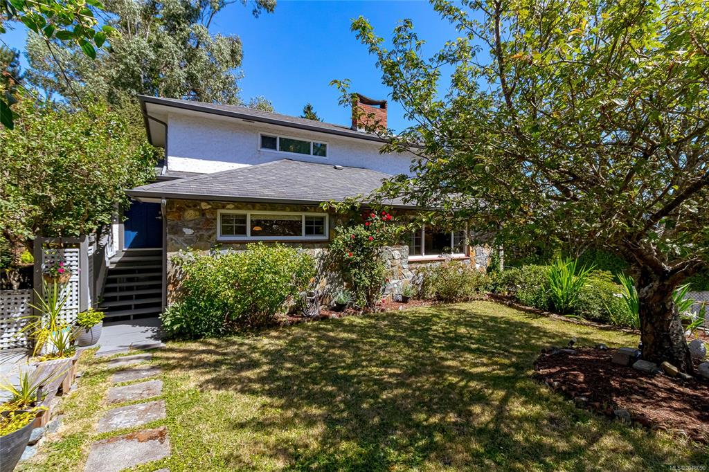 Third View of 610 Kent Rd, Saanich, BC, V8Z 1Z1