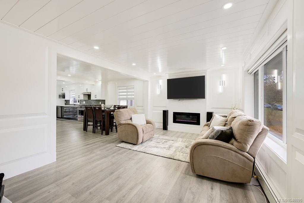 Fourth View of 2710 Victor St, Victoria, BC, V8R 4E4