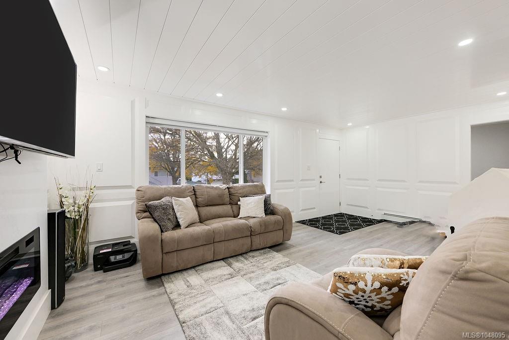Fifth View of 2710 Victor St, Victoria, BC, V8R 4E4