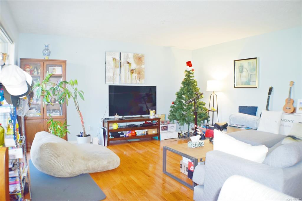 Third View of 1694 Cedar Hill Cross Rd, Saanich, BC, V8P 2P7