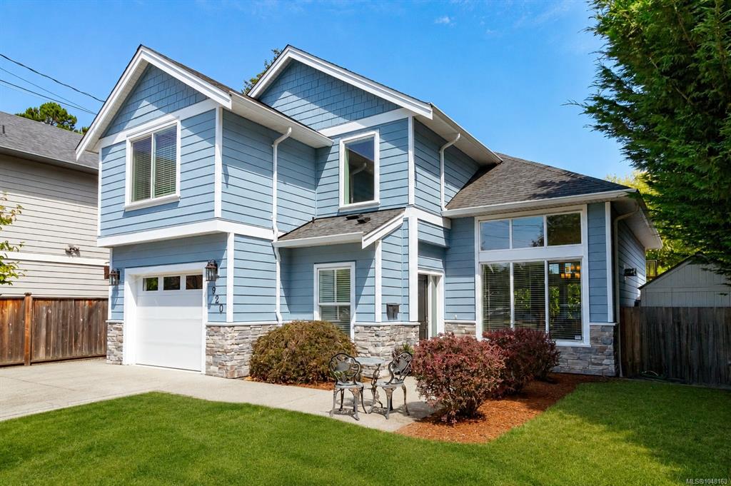 Second View of 920 Snowdrop Ave, Saanich, BC, V8Z 2N4