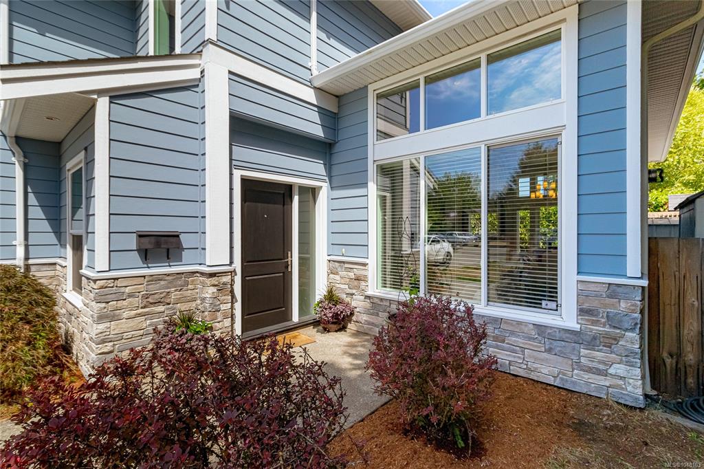 Third View of 920 Snowdrop Ave, Saanich, BC, V8Z 2N4