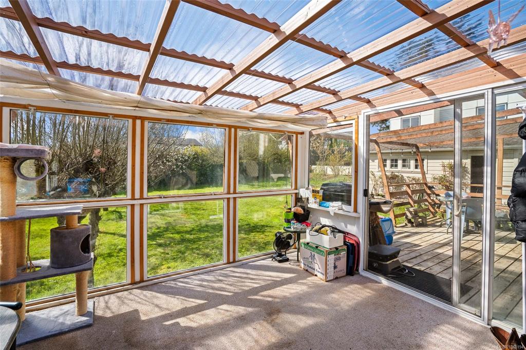 Third View of 625 Broadway St, Saanich, BC, V8Z 2G5