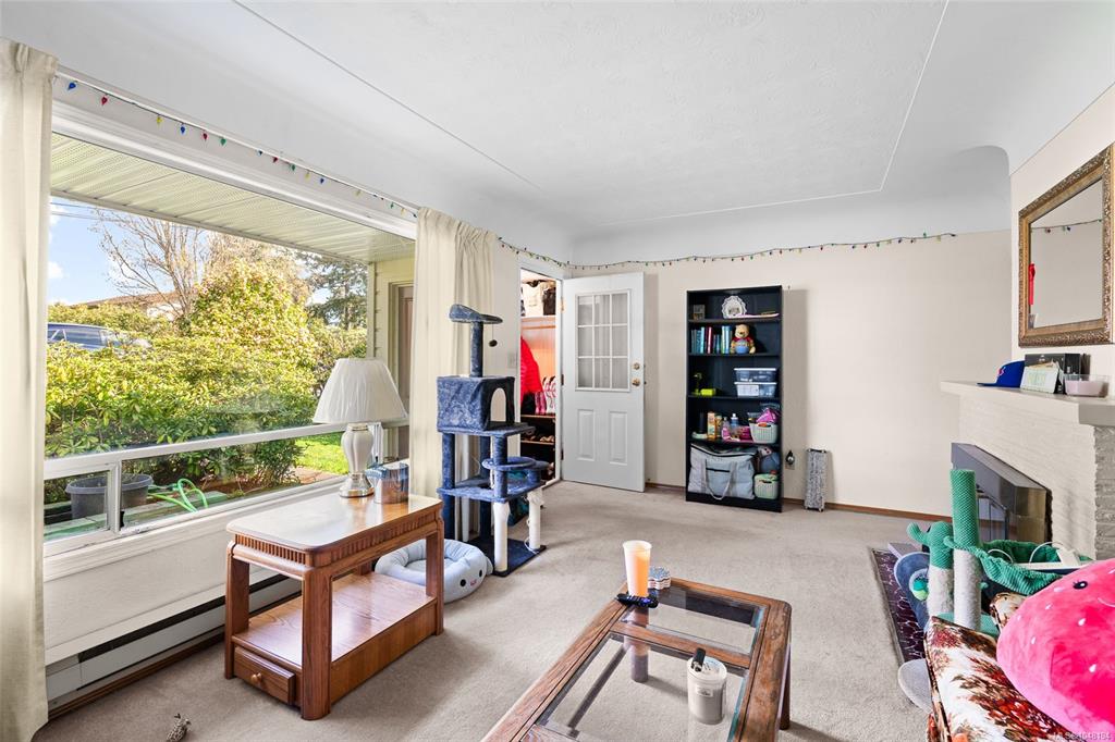 Fourth View of 625 Broadway St, Saanich, BC, V8Z 2G5
