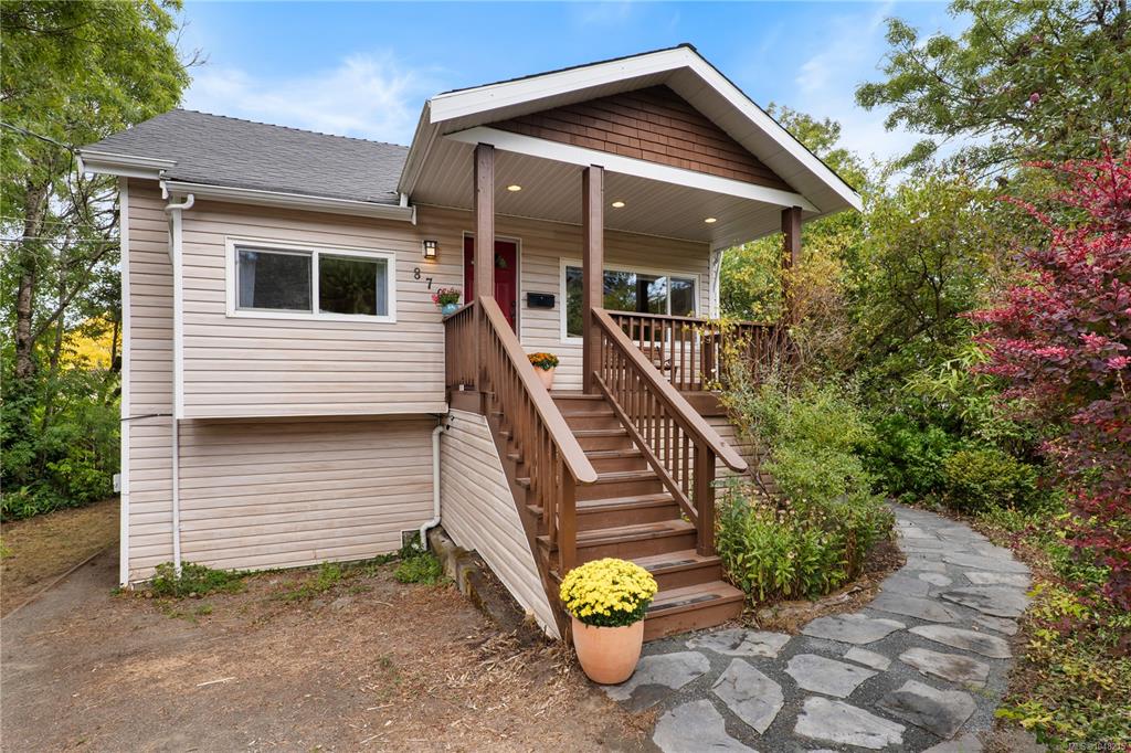 Second View of 870 Brett Ave, Saanich, BC, V8X 2Z6