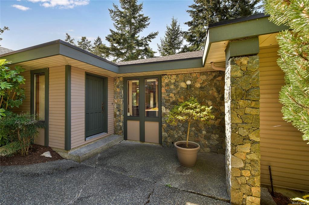 Third View of 4404 Meadowood Pl, Saanich, BC, V8X 4V7