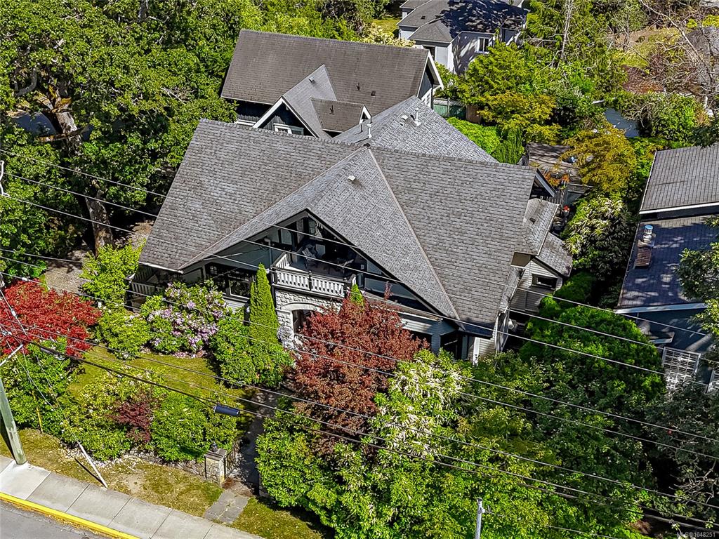Third View of 875 Richmond Ave, Victoria, BC, V8S 3Z2