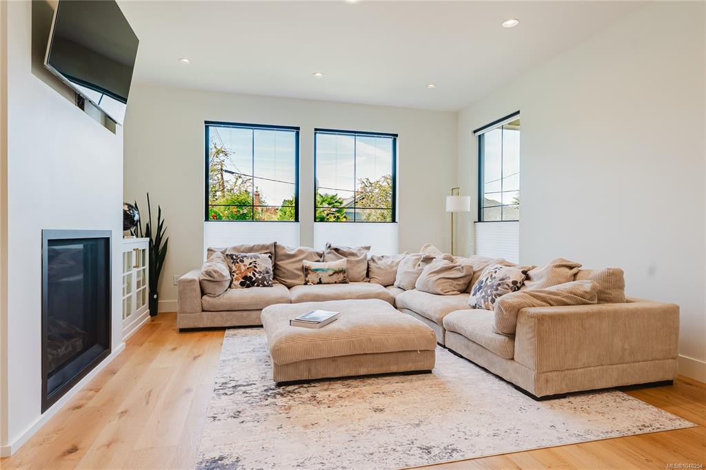 Third View of 63 Boyd St, Victoria, BC, V8V 2C8
