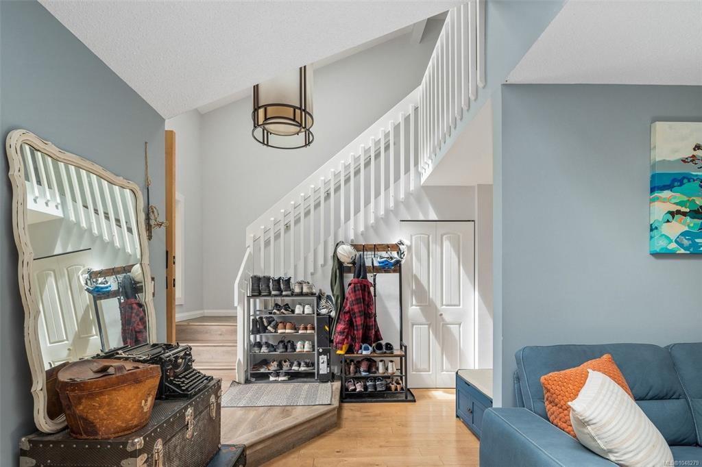 Fifth View of 335 Damon Dr, View Royal, BC, V9B 5G5