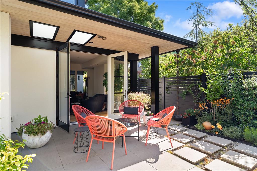 Fourth View of 430 Luxton Ave, Victoria, BC, V8V 1C9