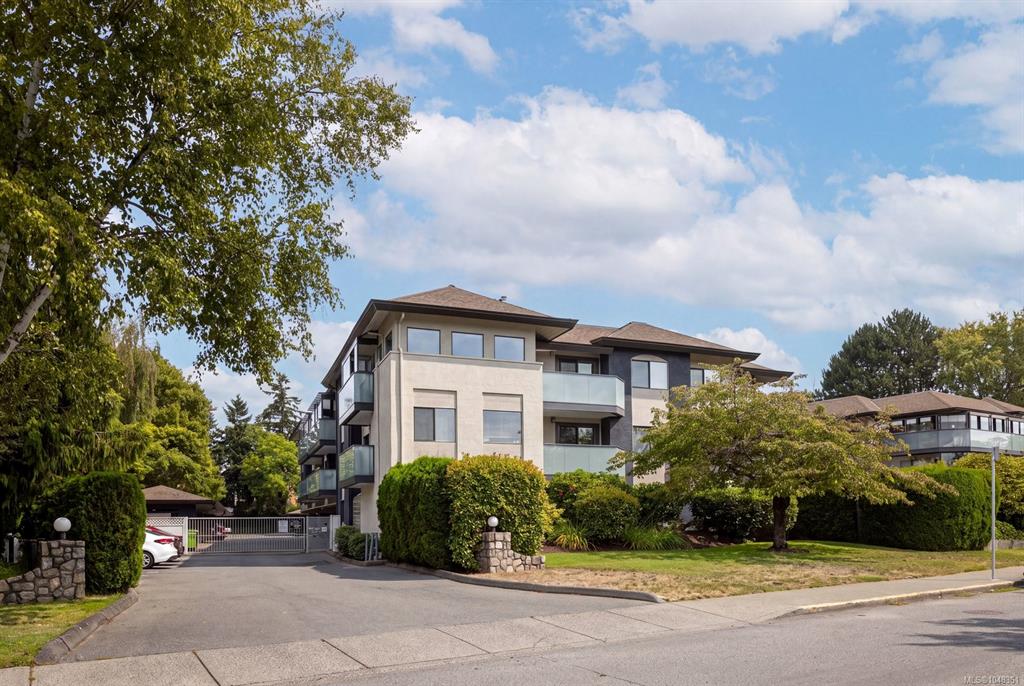 Third View of 3900 Shelbourne St, Saanich, BC, V8P 4H8