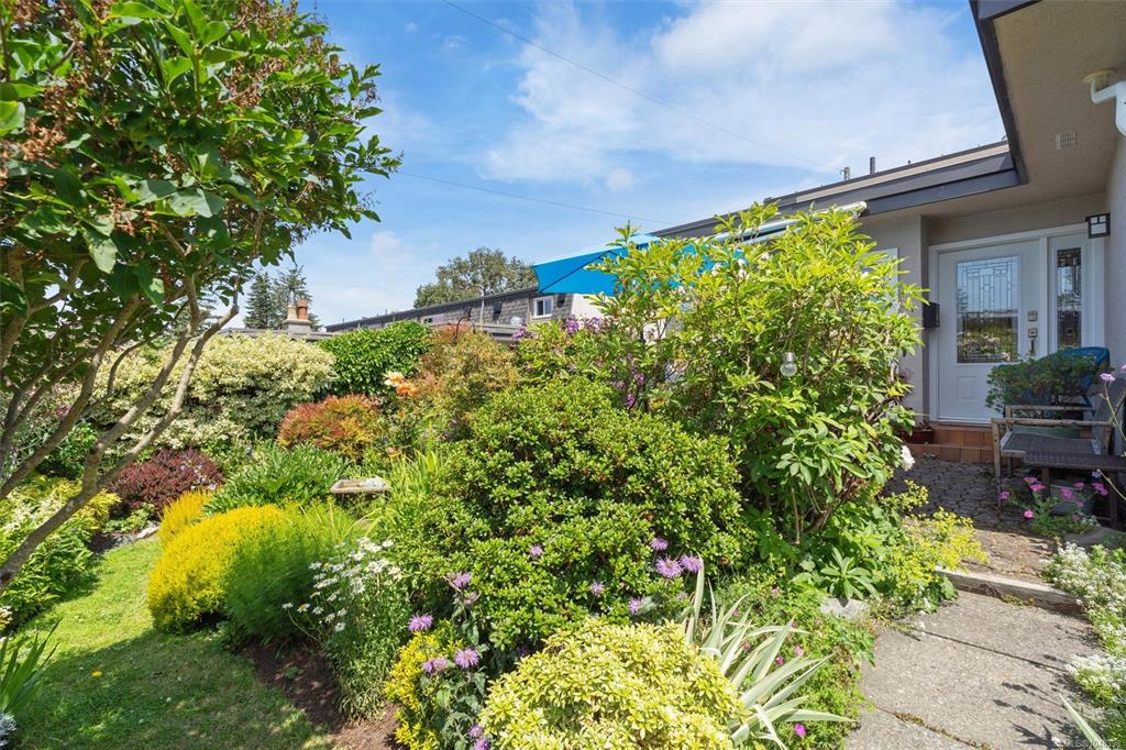 Third View of 3060 Harriet Rd, Saanich, BC, V9A 1T5